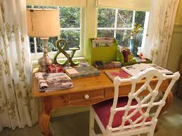 What A Fun Desk The Ampersand Is So Cute And The White Desk Chair Adds Some Bold Contrast To The Re Pretty Room Room Inspiration Pretty Little Liars