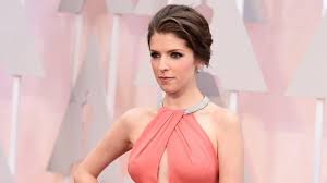 She began her career as a child in theater productions. Anna Kendrick Grosse Gewicht Korpermasse Augenfarbe Wiki