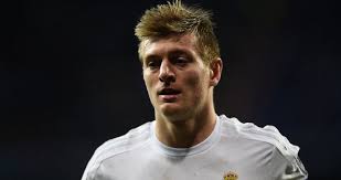 بالبرازيل، مع الانديه فاز 4 مرات ببطولة دورى ابطال اوروبا وحده مع بايرن ميونخ بسنة 2013 و3 مع ريال مدريد بسنوات 2016 و2017 و2018. ØªÙˆÙ†ÙŠ ÙƒØ±ÙˆØ³ ÙŠÙ†ØªÙ‚Ø¯ Ø¨Ø§ÙŠØ±Ù† Ù…ÙŠÙˆÙ†Ø® ÙÙŠ ÙÙŠÙ„Ù… ÙˆØ«Ø§Ø¦Ù‚ÙŠ ØµØ­ÙŠÙØ© ÙŠÙˆØ±Ø§Ø¨ÙŠØ§