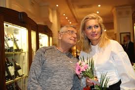 La tchéquie, en forme longue la république tchèque 4 (en tchèque : Olga Menzelova Poprve Od Smrti Jiriho Menzela 82 Venku Foto Blesk Cz