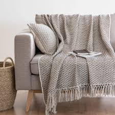 Catalogue Maisons Du Monde 27 Tendances Deco Printemps Ete 2020 Idee Deco Canape Marron Couvre Canape Couverture Canape