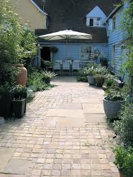 Love The Mixture Of Riven Indian Sandstone Setts And Paving Slabs Great Way To Create A Traditional Country Cottag Steinterrassen Bauerngarten Garten Pflaster