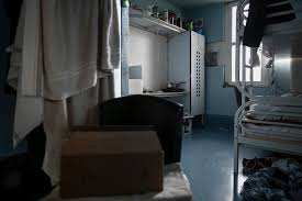 C'est sur leur site chris love julia, que je vous invite à découvrir, qu'ils ont partagé cette expérience ainsi que leurs meilleurs plans pour trouver les objets et mobilier qu'ils ont acheté dans leur shop. A Fleury Merogis Le Noel Des Detenus Les Plus Pauvres Tient Dans Un Carton