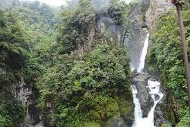 Baños de agua santa es una pequeña ciudad que se levanta entre los andes centrales y la amazonía de ecuador, a ocho kilómetros del cráter del volcán tungurahua y a 30 minutos desde ambato. A Visit To Banos De Agua Santa Ecuador Global Volunteers