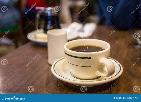 Taza De Café En Una Tabla En Restaurante Americano Del Desayuno Foto de  archivo - Image of restaurante, fondo: 65914934