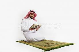 بورتريه رجل سعودي مسلم يصلي و يقرأ القرأن على سجادة الصلاه خلفية بيضاء صورة 4294 مكتبة الصور صور عربية خليجية حصرية عالية الدقة عربستوك