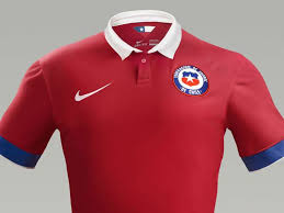 La selección de fútbol de chile, también conocida como la roja, 1 2 3 término afianzado en la década de 1980, 5 es el equipo representativo de dicho país en la categoría masculina de fútbol, la tercera selección nacional más antigua de américa y una de las veinte en el mundo n 2 —disputó su primer partido internacional el 27 de mayo de 1910 ante argentina—. La Seleccion Chilena Tiene Nueva Camiseta Goal Com