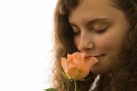 Una Mujer Bonita Joven Que Sostiene Un Ramo De Flores Y Tomar Un Olor  Fotos, retratos, imágenes y fotografía de archivo libres de derecho. Image  26105073