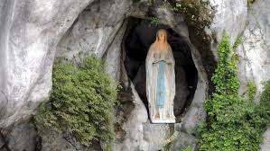 Hubo flujo constante de fieles hasta la gruta de la virgen de lourdes, pero mucho menos que en otras oportunidades. Aparicion De La Virgen En Lourdes Francia Radio Estrella Del Mar