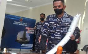 Pencarian baru menemukan serpihan benda yang diduga berasal dari dalam kapal yang berisi 53 orang itu. Metap 7yaium