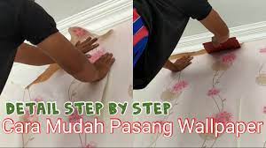 Jika anda ingin memutuskan tidak pasang sendiri, maka anda bisa memakai jasa pemasangan wallpaper dengan. Cara Memasang Wallpaper Dinding Youtube