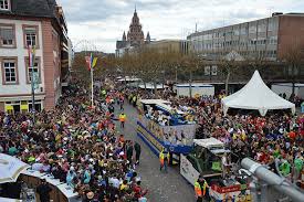 Der frühestmögliche termin ist der 2. Rosenmontagszug 2017 Schillerplatz Mit Wagen Und Dom Von Oben Mainz