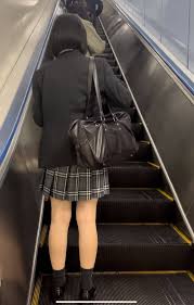 画像】おまえら、エスカレーターでこんな女子高生の背後に立ったらどうする！？ｗｗ | JKちゃんねる|女子高生画像サイト