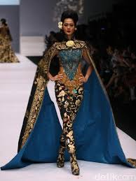 Mulai dari kunciran bermaterial beludru, sampai kain batik tak terlalu panjang, semua dilibatkan dalam tatanan satu ini. 96 Koleksi Anne Avantie Ideas Batik Kebaya Kebaya Indonesian Kebaya