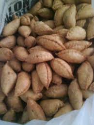 Untuk mengelakkan karipap yang sudah dikelim itu melekat ketika disimpan, saya akan goreng putih (goreng sekejap) sebelum. Resepi Karipap Mini Rangup