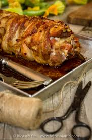 In alcune zone d'italia, il coniglio in porchetta viene cucinato aggiungendo al ripieno anche la frittata o del formaggio. Fotocibiamo Coniglio In Porchetta Per Al Km 0