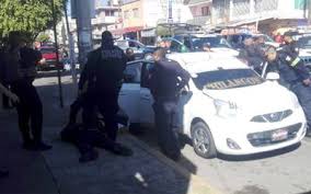 Ecatepec es un municipio del estado de méxico que se ha ganado una fama nada grata con eso de la inseguridad. Enfrentamiento Entre Policias Y Taxistas Deja Un Muerto En Ecatepec La Prensa Noticias Policiacas Locales Nacionales