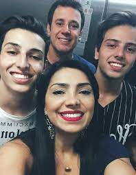 Lucas santos, de 21 anos, assumiu publicamente a sua homossexualidade em abril do ano passado, e desde então passou a receber inúmeras críticas na internet. Drag Nos Eua Filho De Eyshila Ironiza Pedido De Fa Para Ele Se Converter Quem Quem News