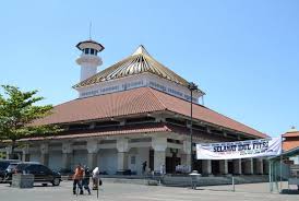 Saat beliau memilih pindah ke daerah jawa timur, masyarakat sekitar memanggilnya raden rahmat. Arsitektur Masjid Sunan Ampel Menyiratkan Ajaran Luhur Republika Online