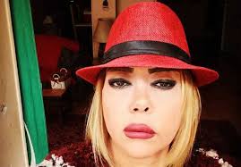 وكانت نهى العمروسي قد وصلت صباح اليوم لمحكمة قصر النيل بعابدين مع 10 اشخاص آخرين، وذلك للنظر أمام قاضي المعارضات لتجديد حبسهم بحيازة وتعاطى مخدرات في احد الجاليرىهات. A5krabk8pocfxm