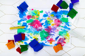 Unsere krepppapier blumen müssen normalerweise zuerst zusammengesetzt werden, aber das aufbauen der blumen ist ein kinderspiel. Kreative Ideen Mit Krepppapier Basteln Mit Krepp Faminino
