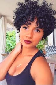 Le cheveux court s'annonce enfin tendance, sublimé par des boucles envoutantes. Schwarze Lockige Frisuren 30 Kurze Lockige Frisuren Fur Frauen Hairstyles Frisuren Coiffure Courte Cheveux Boucles Cheveux Naturels