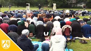 Die nächste zeit ist mittagsgebet dann die vierte ist nachmittagsgebet und dann abendgebet und zum schluss nachtsgebet. Zuckerfest In Dusseldorf Muslime Feiern Im Volksgarten