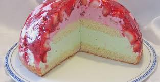 Die cumarinhaltigen und aromatischen blätter der pflanze werden häufig. Mai Torte Mit Erdbeeren Und Waldmeister 1k Rezepte