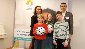 Staatssecretaris van volksgezondheid, welzijn en sport paul blokhuis vertelde bij op1 over de opvang van mensen zonder dak boven hun hoofd tijdens de coronacrisis. Staatssecretaris Blokhuis Trapt Train De Trainercursussen Gezonde Kinderopvang 2019 Af Rivm