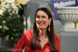 Clotilde armand este un politician român de origine franceză, unul dintre liderii usr și membru al parlamentului româniei. Armand From Fake News With The Children S Hospital Director We Are Desperate Rent He Has The Paper In His Hand