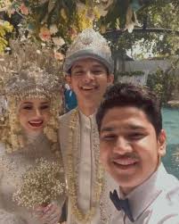 Penyanyi syakir daulay berpose saat berkunjung di kantor redaksi suara.com, jakarta, selasa (28/5). Meriahnya Pernikahan Dinda Hauw Dan Rey Yang Bertabur Bintang