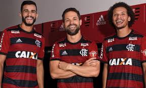 186 no canto superior esquerdo, um quadrado com as iniciais crf entrelaçadas (clube de regatas do flamengo) oito faixas alternadas em preto e vermelho dispostas horizontalmente, assim como na camisa titular do clube; Flamengo Muda Escudo Para Se Adequar A Tendencia Mundial