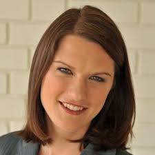 Writing to Attract Readers: User-centric vs. Maker-centric Language