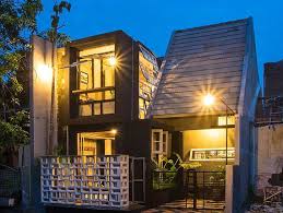 Tinggal di rumah berdua meskipun di rumah kecil sekalipun. Desain Rumah Mungil Industrial Eklektik Yang Tampil Unik Dengan Budaya Lokal Arsitag