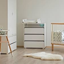 Mit integrierten umbauecken kann das kinderbett zu einem juniorbett verwandelt werden und garantiert dadurch eine. Flexa Wickeltisch Weiss Mit Wickelaufsatz Online Kaufen Kidswoodlove