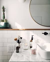 Bancada Em Marmore Torneira Na Cor Preta E O Espelho Redondo Dao Estilo Ao Banheiro House Bathroom Bathrooms Remodel Interior