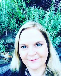 What if I told you that you don't need to sacrifice family time for work?  🤔 I worked a full-time 9-5 corporate job that demanded so much from me and  I got