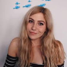 Ellie Peek's Instagram, Twitter & Facebook