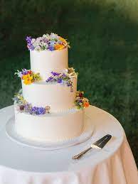 32 Wedding Cakes We Love For Summer Weddings Cake Cake Cakes Love Summer Weddin Summer Wedding Cakes Wedding Cakes With Flowers Floral Wedding Cakes