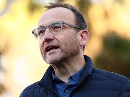 Liberal's Tim Wilson takes lead ahead of Teal Zoe Daniel in Goldstein