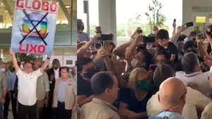 Essa imprensa lixo chamada globo: No Parana Bolsonaro E Recebido Por Multidao E Ergue A Placa Globo Lixo Para Delirio Dos Apoiadores