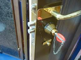 Un Niveau De Protection Et De Confort Encore Jamais Atteint Serrure Carenee Fichet 3 Ou 5 Points Avec Entrebailleur Certifiee A2p 3 Etoiles Niveau Maximal