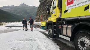 The world's biggest cycling race. Tour De France Apres La Canicule Coup De Froid Et Coulee De Boue Sur Le Tour