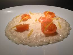 Per iniziare la preparazione del risotto al salmone affumicato bimby dovete partire dalla cipolla, che andrà sbucciata e ridotta in tocchetti. Risotto Burrata Salmone Affumicato E Limone The Phood Tourist
