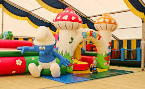 W tym mieście można zobaczyć cenne zabytki, wśród których znajdują się budowle gotyckie, barokowe oraz secesyjne. Kraina Zabawy Bogilu Rodzinny Park Rozrywki W Wiosce