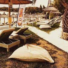 Afroditi apartments is the accommodation just a few steps from the sandy beach in toroni, in the first row to the sea, and it has a tavern within the complex. Ta Kalytera Beach Bars Sto Deytero Podi Ths Xalkidikhs