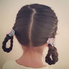 毎日のヘアセットタイムは娘とママにとって大切なコミュニケーションの時間です 簡単可愛いキッズヘアアレンジ術をご用意したので ぜひ参考にしてくださいね 娘もママもハッピーに ヘアアレンジ ヘアアレンジ 編み込み 簡単 ヘアアレンジ