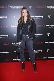 Check spelling or type a new query. Susser Hochzeitstag Laura Wontorra Simon Ganz Verliebt Promiflash De