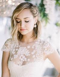 Discover the most beautiful wedding hairstyles for short hair with updos, chignons, braids, & accessories that complement all personalities! Pretty Wavy Corrugated Square The Sugar Styles All About Women S Fashion In 2021