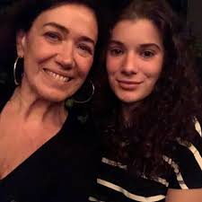 Filha de Lilia Cabral, Giulia Bertolli estreia na TV em novela